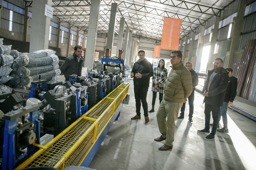 El gobernador Jorge Capitanich realizó una visita a diversas fábricas en la ciudad de Resistencia, destacando su contribución al desarrollo industrial de la provincia.