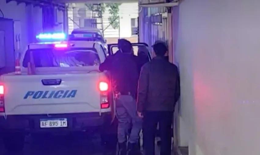 los Sena fueron trasladados a la fiscalía, donde se les informó acerca de las pruebas en su contra