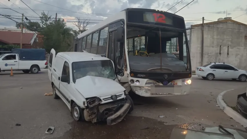 Un impresionante accidente tuvo lugar en Resistencia entre una combi y un colectivo, pero afortunadamente los conductores salieron ilesos.
