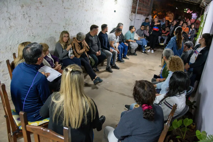 El gobernador Jorge Capitanich visitó el barrio Villa Florida en Barranqueras, donde tuvo una conversación con los residentes locales.