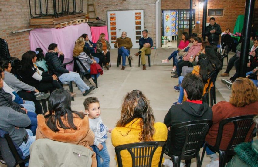 Conversación con residentes locales: El gobernador examinó y planificó proyectos para los barrios de Fontana