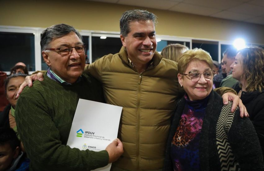 El gobernador Jorge Capitanich entregó un total de 130 títulos de propiedad de viviendas a familias de Charata