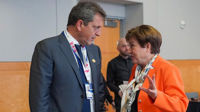 Un grupo de funcionarios argentinos se dirige a Washington para finalizar el acuerdo con el Fondo Monetario Internacional (FMI).