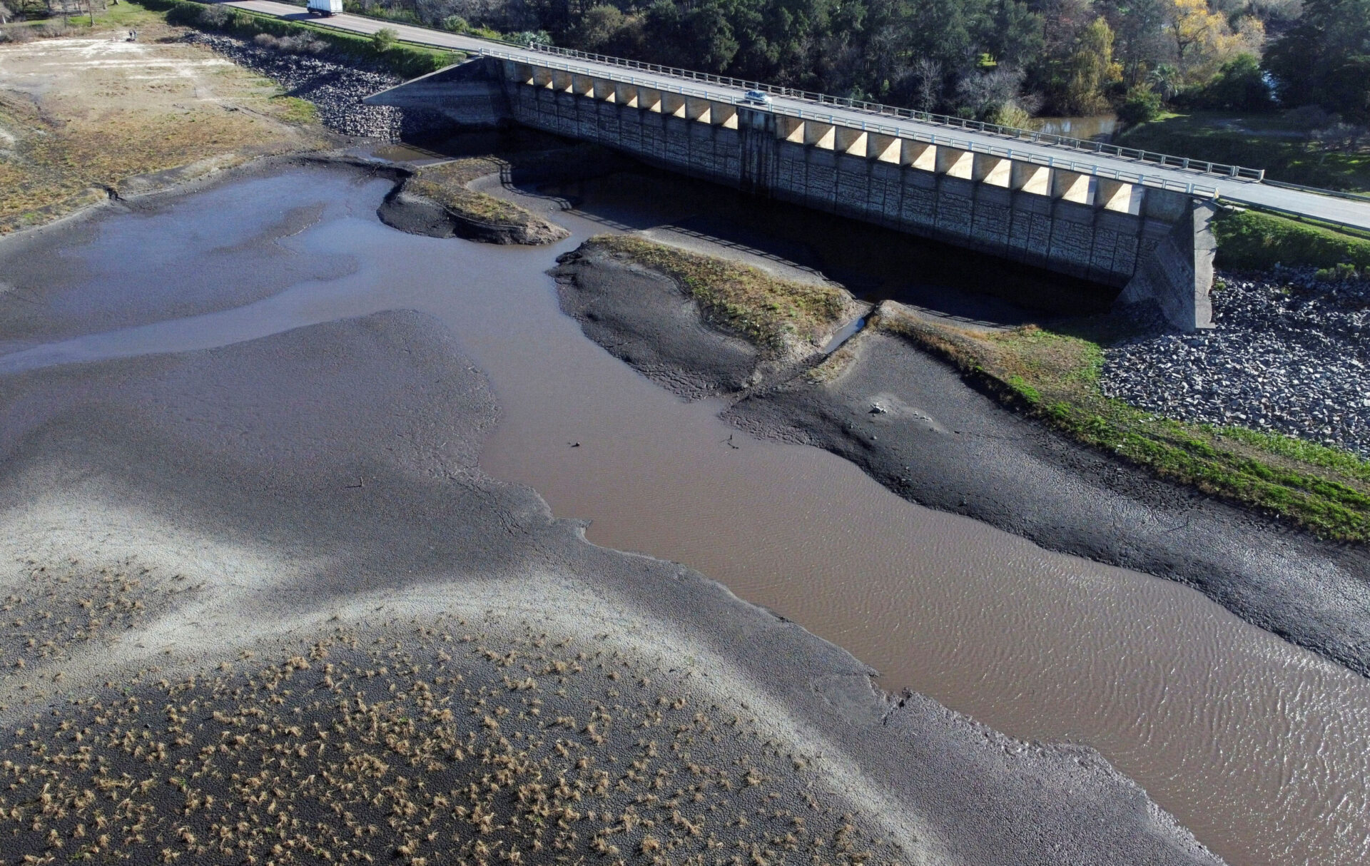 En Uruguay se está viviendo una situación de emergencia debido a la escasez de agua potable, que se estima se agotará en un plazo de una semana o diez días.