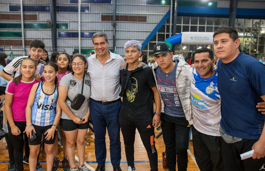 El gobernador Capitanich se reunió con estudiantes que participarán en los Juegos Evita en representación de la provincia.