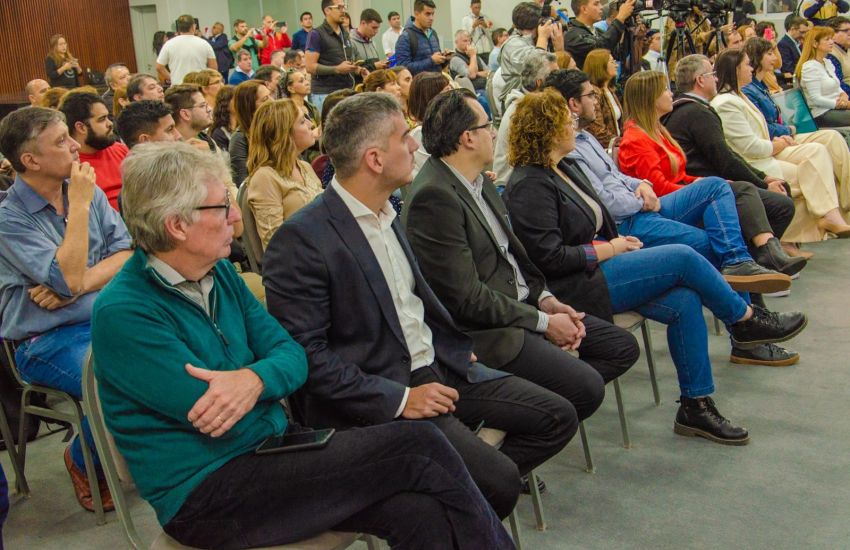 Educación: Capitanich presentó el programa de estabilidad y garantía laboral en los niveles secundario y superior.