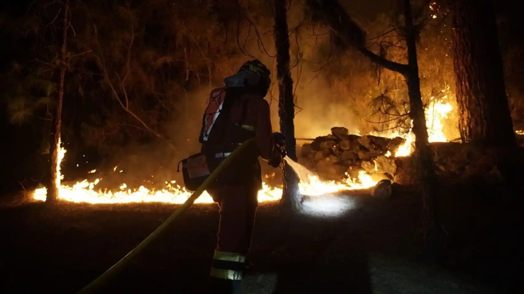 Preocupación en Tenerife debido al incendio de mayor complejidad en la historia de la isla.