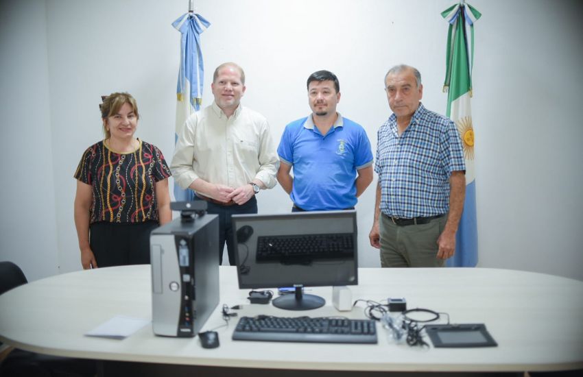Juan Manuel Chapo, hizo entrega de equipamiento al Registro Civil de La Leonesa