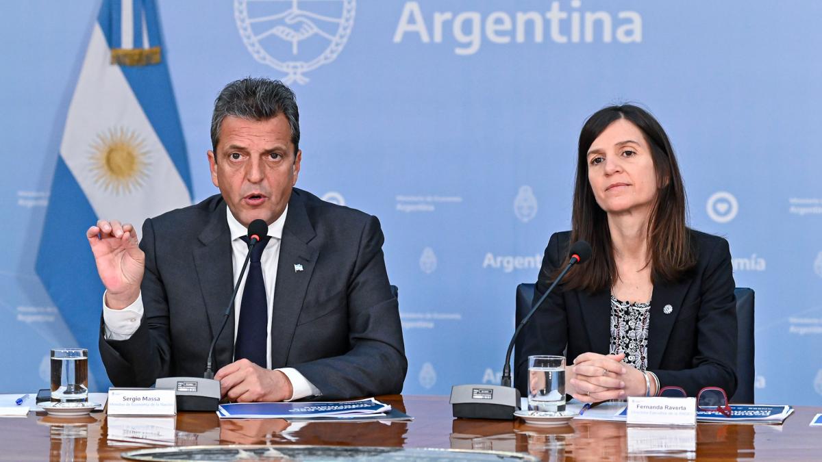 Massa y Raverta anunciaron dos bonos de $47.000 para trabajadores informales entre 18 y 64 años