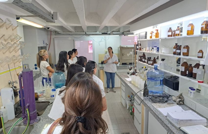 Los estudiantes del Instituto Educativo Superior Rodolfo Walsh realizaron una visita al Laboratorio de Aguas de la Administración Provincial del Agua (APA).
