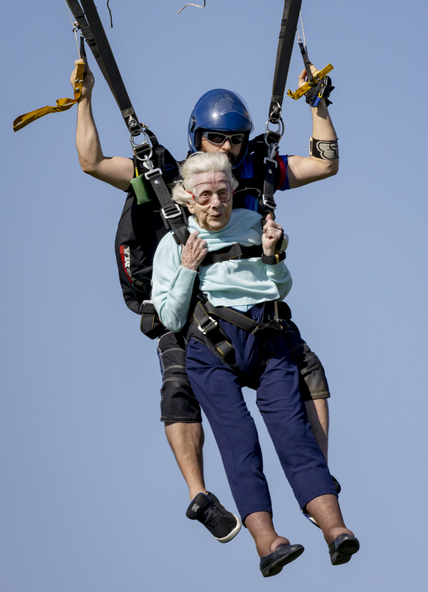 “¡Jerónimo!” exclamó la mujer que busca establecer un nuevo récord como la paracaidista de mayor edad del mundo.