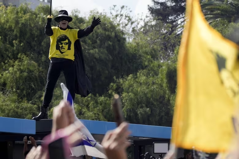 Javier Milei realizó una caravana en Lomas de Zamora junto a Carolina Píparo, su compañera de fórmula, sin pronunciar discursos.