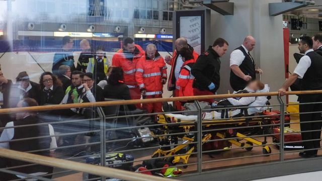 Intensas negociaciones están en curso en el aeropuerto de Hamburgo para lograr la liberación de una niña, tras 16 horas de secuestro.