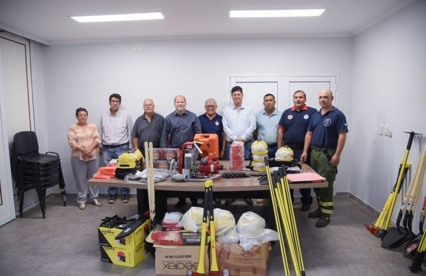 El Ministerio de Gobierno hizo entrega de equipamiento a las brigadas de incendios forestales de la provincia.