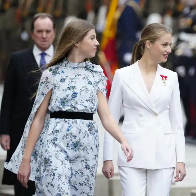 La infanta Sofía eligió arrendar un vestido con estampado de capa para asistir a la jura de la Constitución de su hermana, la princesa Leonor.
