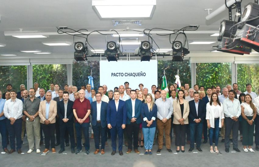 El gobernador Leandro Zdero rubricó el martes el Pacto Chaqueño junto a los 70 intendentes de la provincia