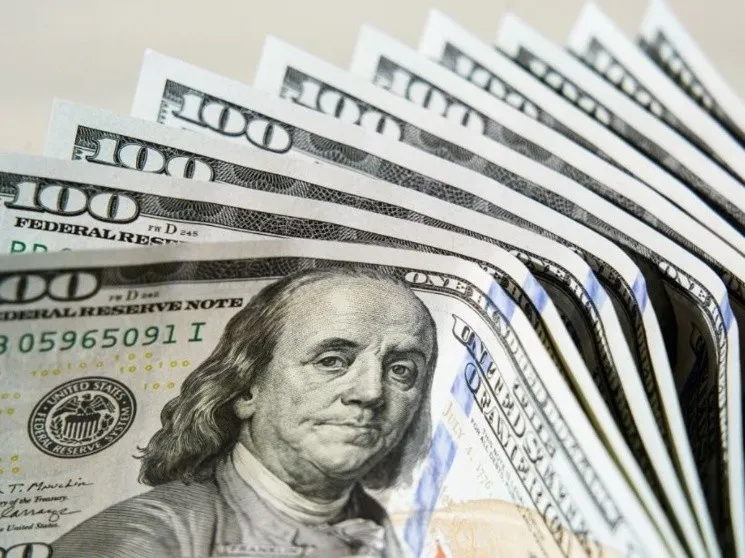 El valor del dólar oficial experimentó un aumento significativo en el primer día de la gestión de Javier Milei