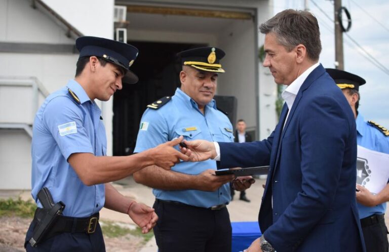 El Gobernador Leandro Zdero, entregó vehículos recuperados en el primer mes de su gestión.