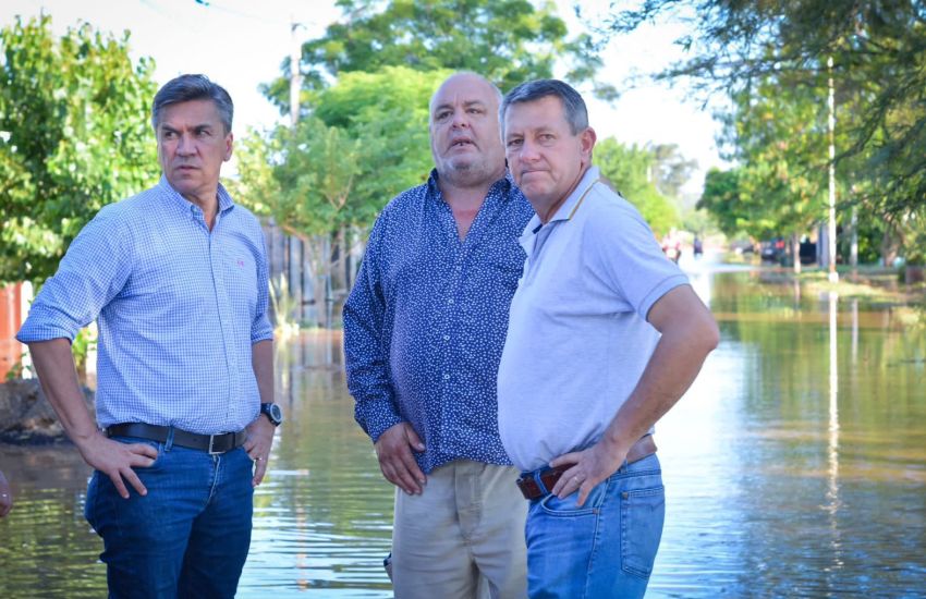 El Gobernador, visitó la ciudad de Charata para brindar apoyo a las familias afectadas por las inundaciones
