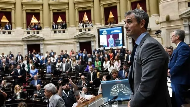 La Cámara de Diputados acelera el tratamiento de la reforma económica propuesta por Javier Milei.