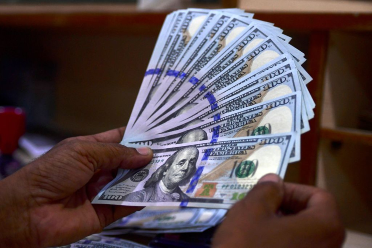 Dólar: Las razones tras el aumento de más de $300 en las cotizaciones libres durante enero