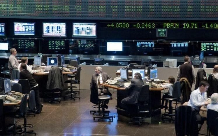 El índice S&P Merval de la Bolsa de Buenos Aires cerró el año 2023 con un notable rendimiento del 364,61%