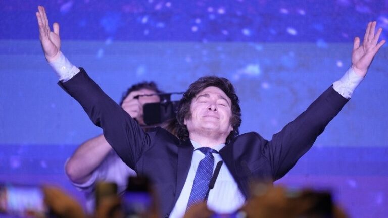 La llamativa publicación de Javier Milei, representándose como Superman, rescatando a Argentina de la amenaza de la hiperinflación