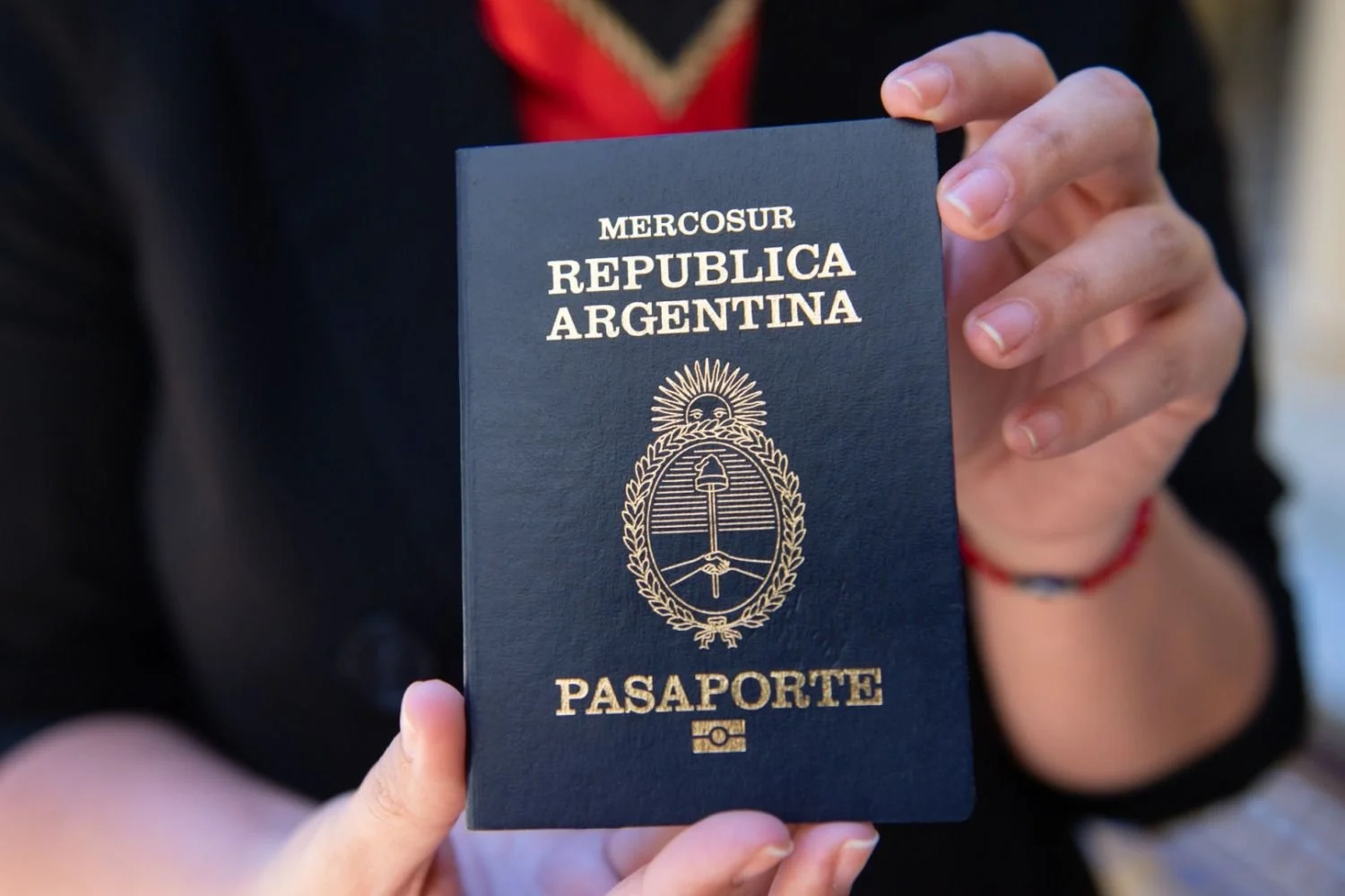 El costo del pasaporte se ha elevado significativamente como parte de los ajustes de precios y tarifas implementados por el gobierno nacional.