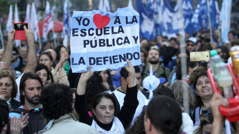 Los sindicatos docentes con representación a nivel nacional se encuentran en estado de alerta debido al tratamiento de la Ley Ómnibus