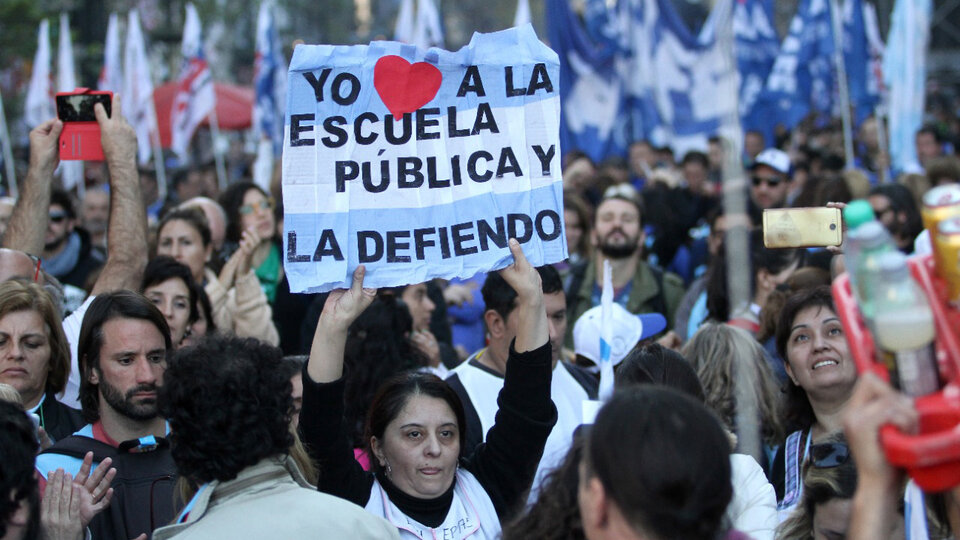 Los sindicatos docentes con representación a nivel nacional se encuentran en estado de alerta debido al tratamiento de la Ley Ómnibus