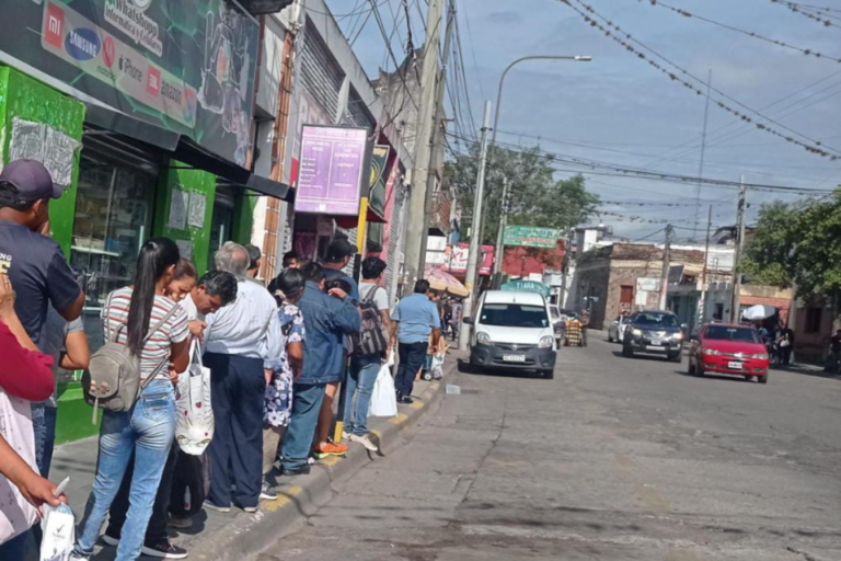 El transporte en la capital jujeña se encuentra actualmente paralizado por tiempo indeterminado.