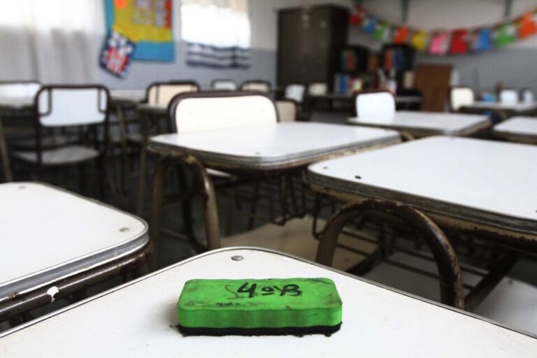 Los docentes se movilizan en rechazo a las medidas de ajuste del gobierno de Milei