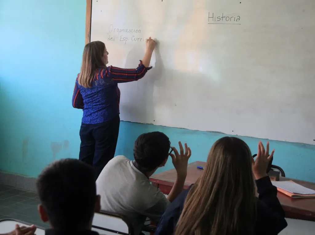 El salario bruto promedio de un docente de nivel primario con 10 años de experiencia fue de $233.410 a nivel nacional.