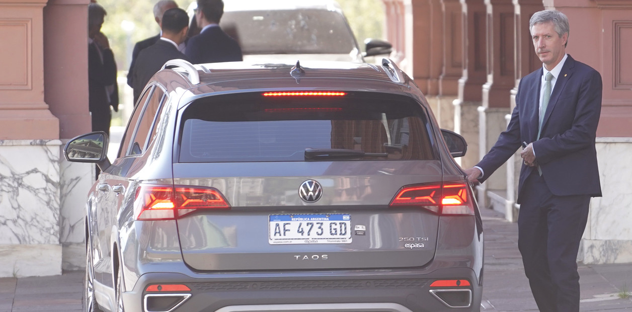 Luis Caputo facilita las importaciones y el Banco Central se ve obligado a vender dólares, marcando así la primera vez en la era Milei.