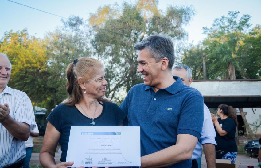Leandro Zdero hizo entrega de 28 certificados de (RUBH) a familias del barrio Puerto Vicentini de Fontana.