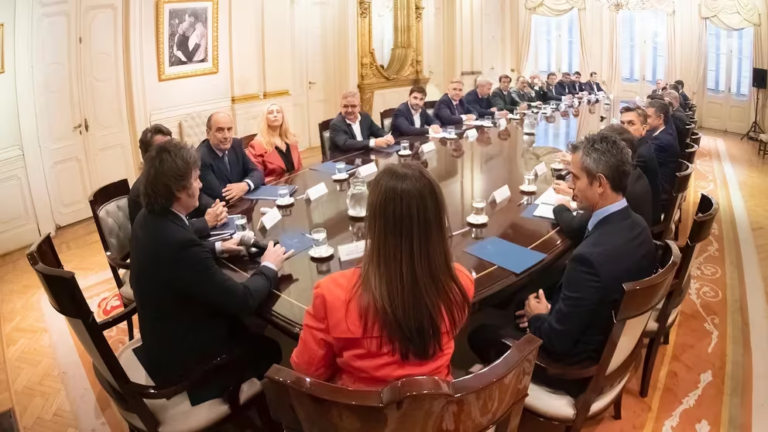 La relación tensa entre gobernadores y el gobierno central continúa, once provincias adeudan casi $400.000 millones a Nación,