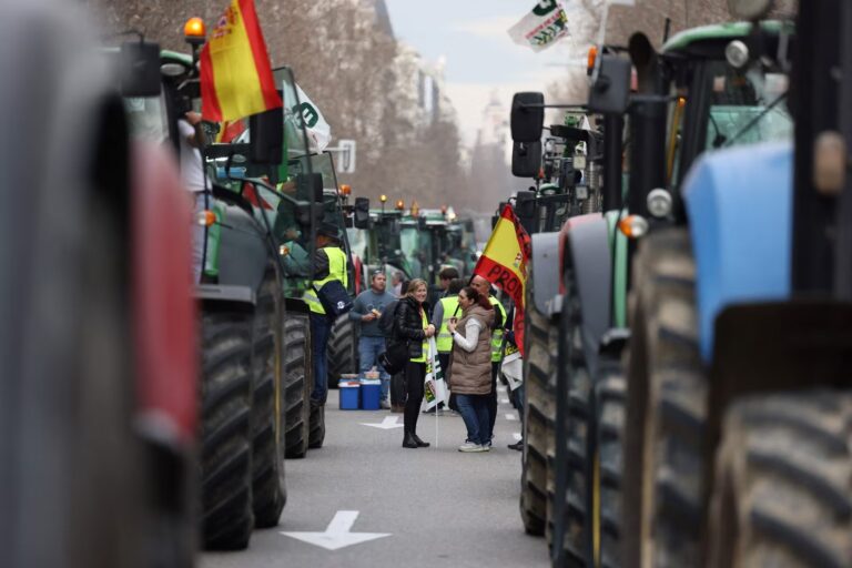 Productores agropecuarios saturaron las vías principales de Madrid con un llamativo despliegue de tractores