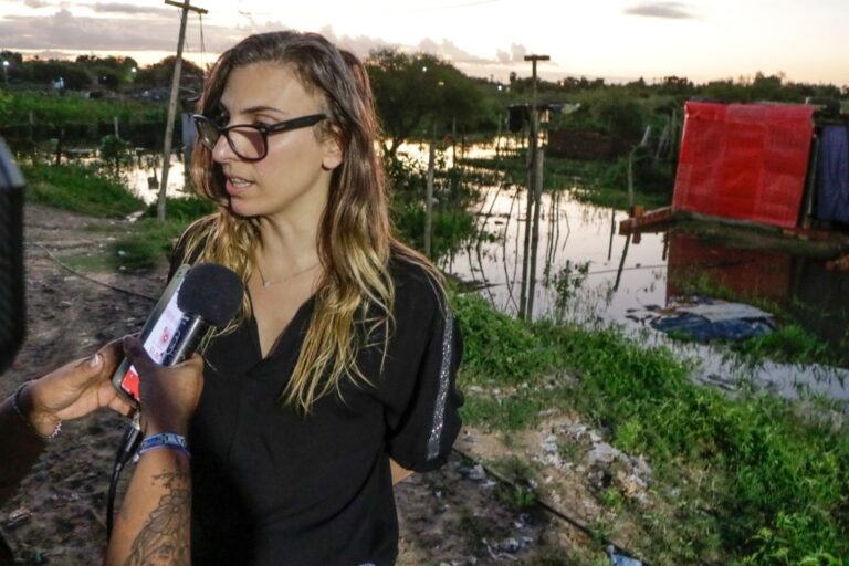 Ministerio de Desarrollo Humano: recorrida por barrios afectados por el temporal.