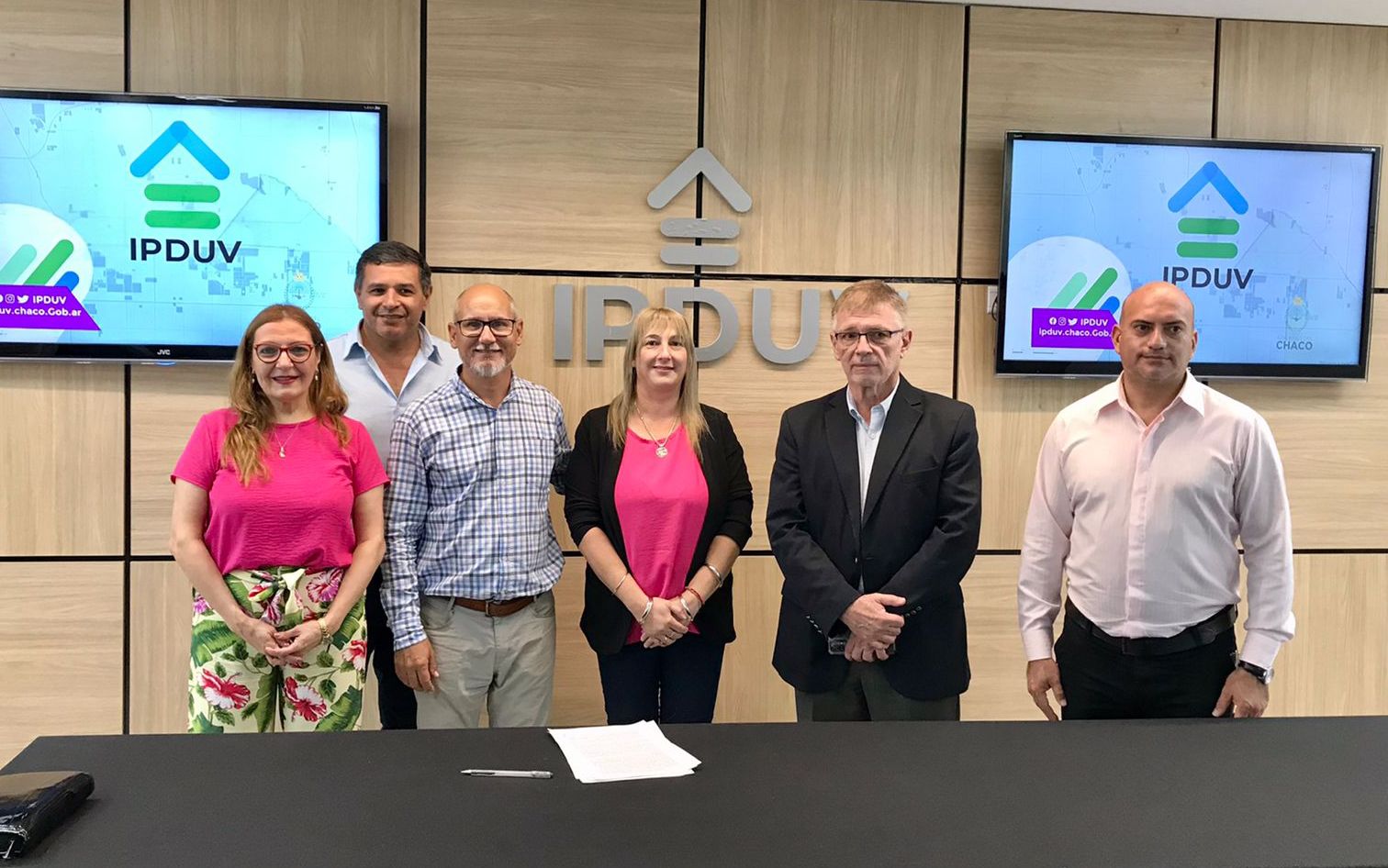 El Instituto de Desarrollo Urbano y Vivienda (IPDUV) firmó un convenio para regularizar la tenencia de tierras en Colonia Popular.