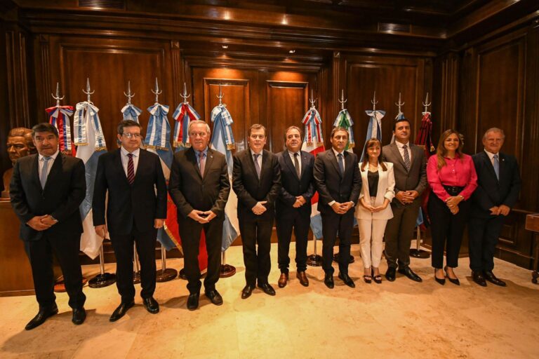 EN SANTIAGO DEL ESTERO, LA VICEGOBERNADORA SCHNEIDER PARTICIPÓ DE LA MESA EJECUTIVA DEL PARLAMENTO DEL NORTE GRANDE ARGENTINO