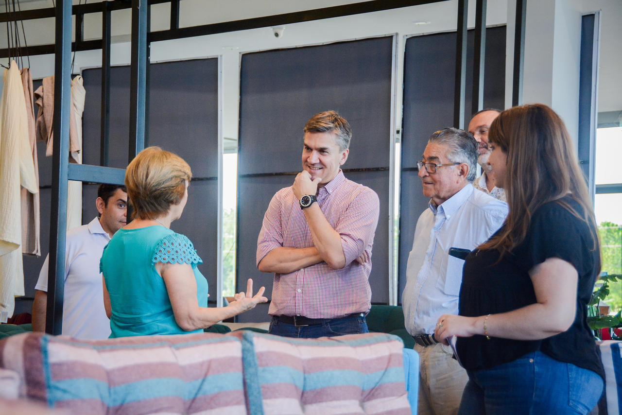 Zdero visitó las instalaciones de “La Bella” en el Parque Industrial de Puerto Tirol, donde reafirmó su respaldo al proyecto familiar.