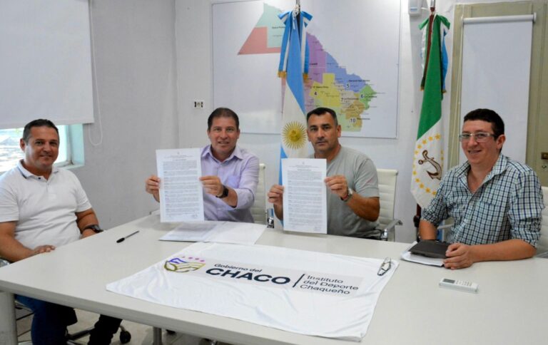 Firma de convenio entre Presidencia Roca y el Instituto del Deporte Chaqueño.