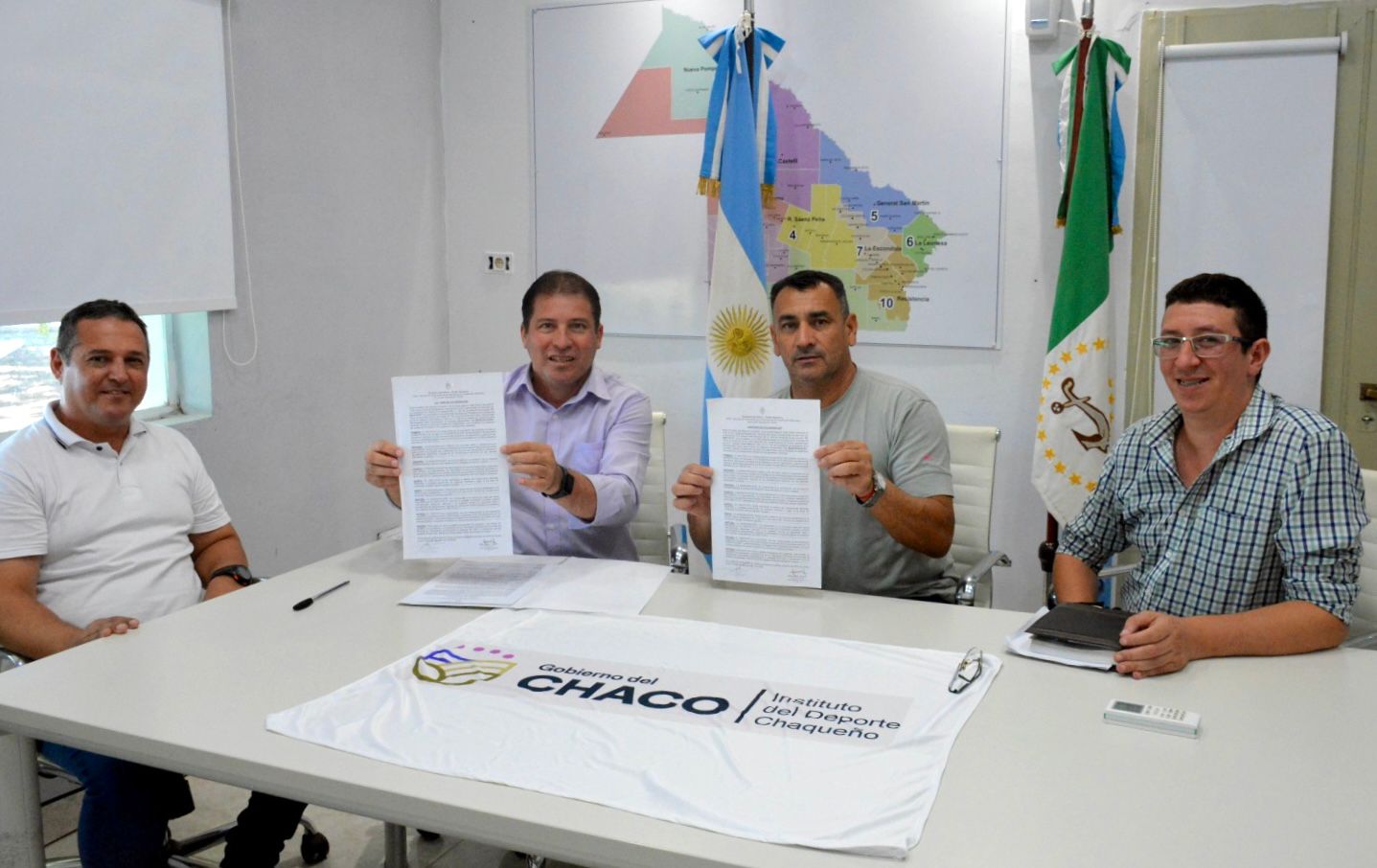 Firma de convenio entre Presidencia Roca y el Instituto del Deporte Chaqueño.