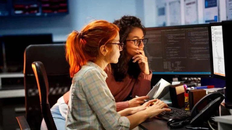 Mujeres en empresas del sector tecnológico: ¿Cuáles son los sueldos iniciales?