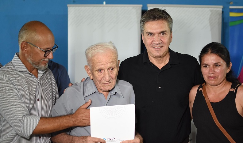 EL GOBERNADOR ENTREGÓ TÍTULOS DE PROPIEDAD EN CASTELLI