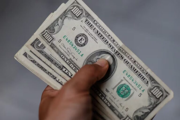 La caída del dólar libre por debajo de los 1.000 pesos ha sido motivada por tres factores principales.
