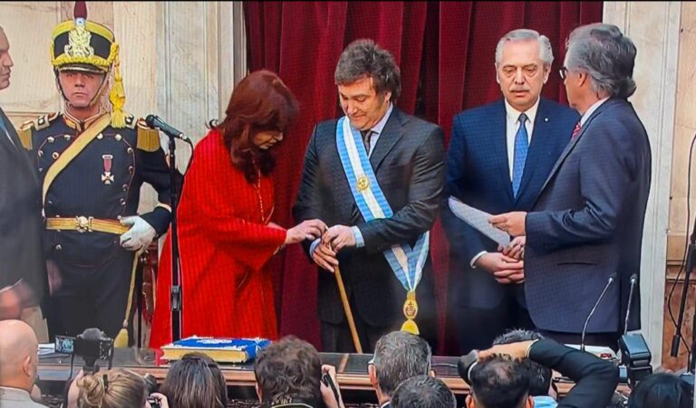 Las urgencias de Milei y la constante lucha peronista por el control del precio de la nafta