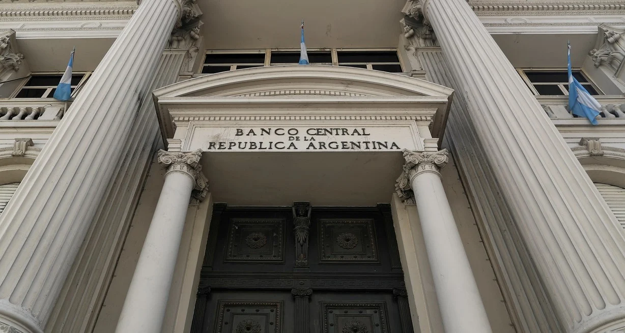 Con la escasez de pesos en circulación y una tendencia al alza en los precios, a excepción del dólar que registra un nuevo descenso