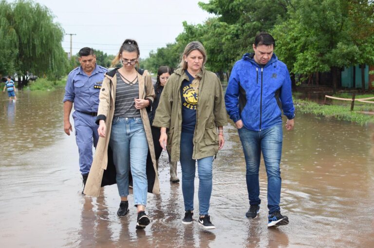 En campo: Autoridades junto a residentes afectados por el temporal