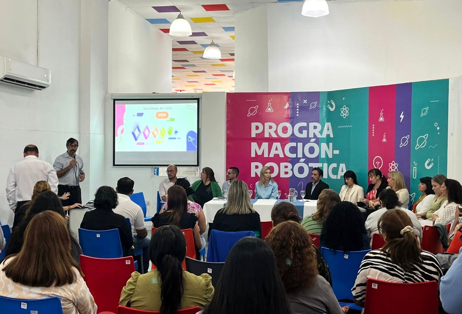 Los referentes de educación colaboran en la coordinación entre los niveles Inicial y Primario con proyectos educativos regionales.